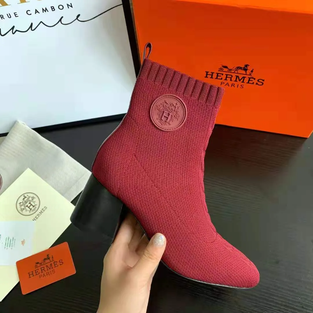 👟👟Ex-factory price 460👟👟 Hermes Hermes early autumn new model, the highest version on the market! Original board 1:1 purchasing level quality.  This is the youngest item from the H family this season! It’s just right to wear this season, it looks great on your feet and looks particularly slender 🌹 Fabric: Original 1:1 molded imported knitted upper, sheepskin lining. The heel is the latest molded horseshoe heel this year, with a heel height of 6.5cm 🌹 Size number: 34-41 (34.40 41/42 customized) 🌹 Outsole: Rubber sole and genuine leather sole optional 🌹Color: black, white, blue, burgundy 🌹Packaging with cloth bag certificate